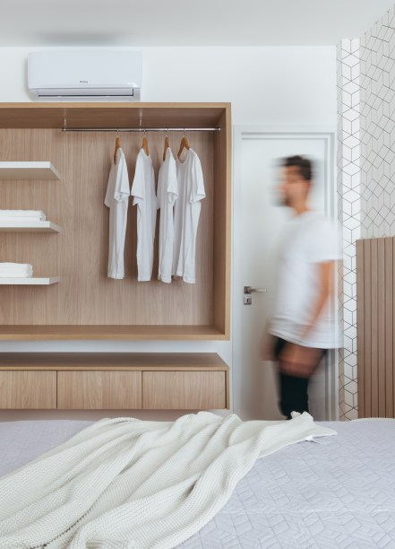 Apê de 90m² tem décor nórdico, com paredes brancas e armário aberto