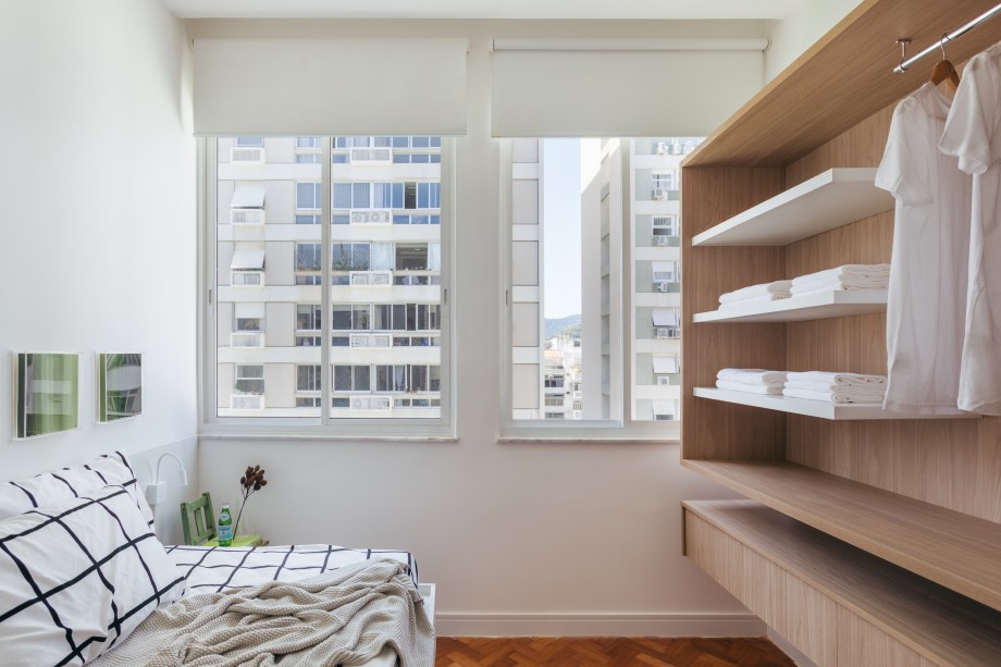 Apê de 90m² tem décor nórdico, com paredes brancas e armário aberto