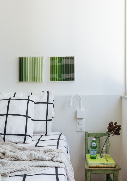 Apê de 90m² tem décor nórdico, com paredes brancas e armário aberto