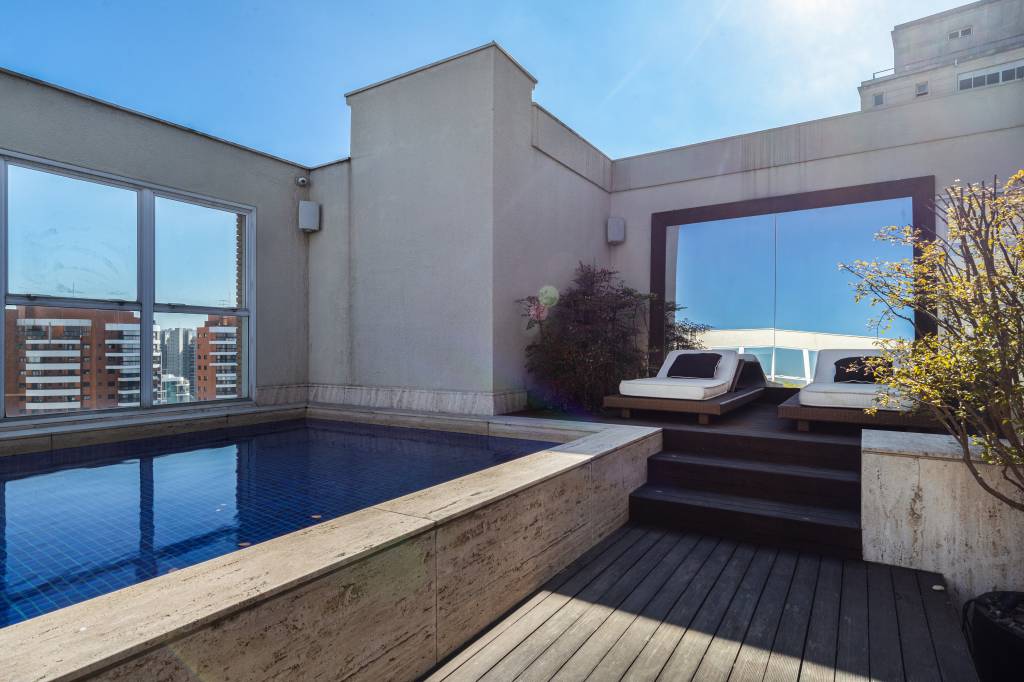 areas-de-lazer-tipos-de-espacos-dantas-e-passos-arquitetura-02 Áreas de lazer: confira 5 tipos de espaços para incluir no projeto. Projeto de Dantas & Passos Arquitetura. Na foto, piscina em deck de madeira.