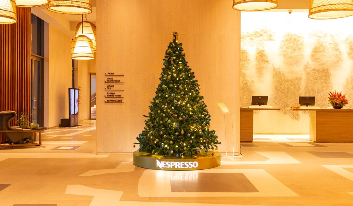 Árvore de Natal é decorada com 600 cápsulas de café reutilizadas