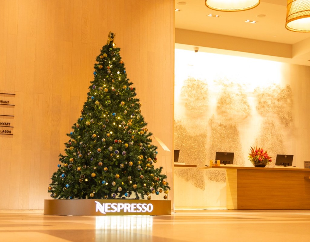 Árvore de Natal é decorada com 600 cápsulas de café reutilizadas