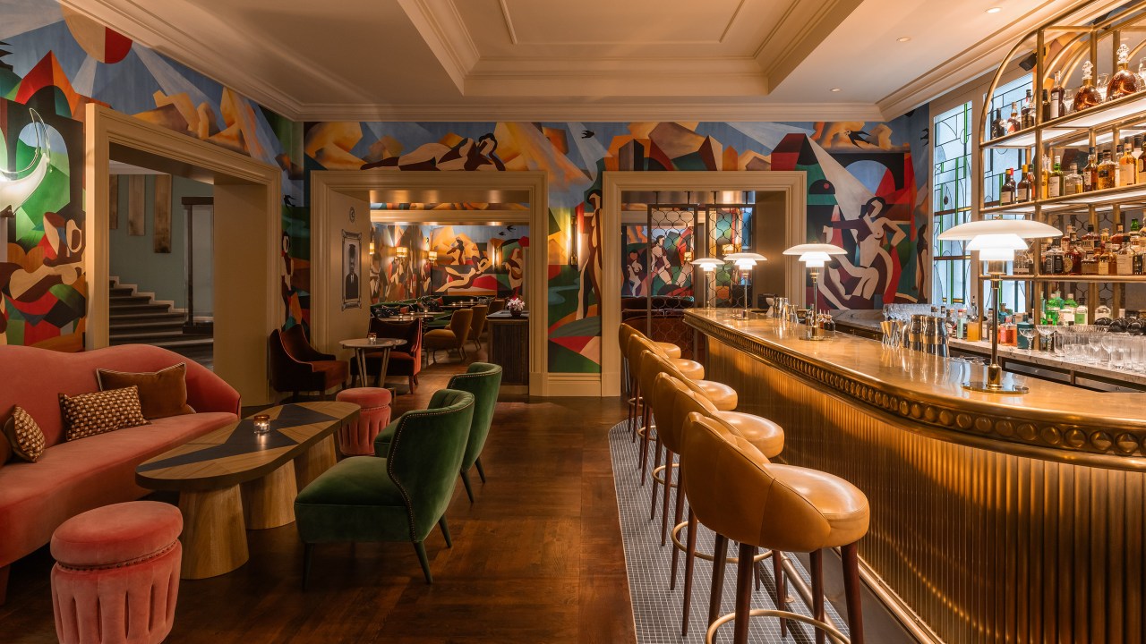 Bar em Bruxelas tem décor inspirado na obra de René Magritte