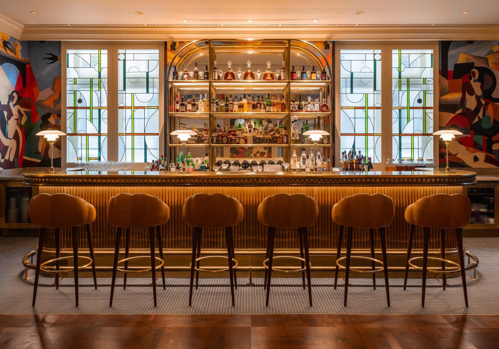Bar em Bruxelas tem décor inspirado na obra de René Magritte