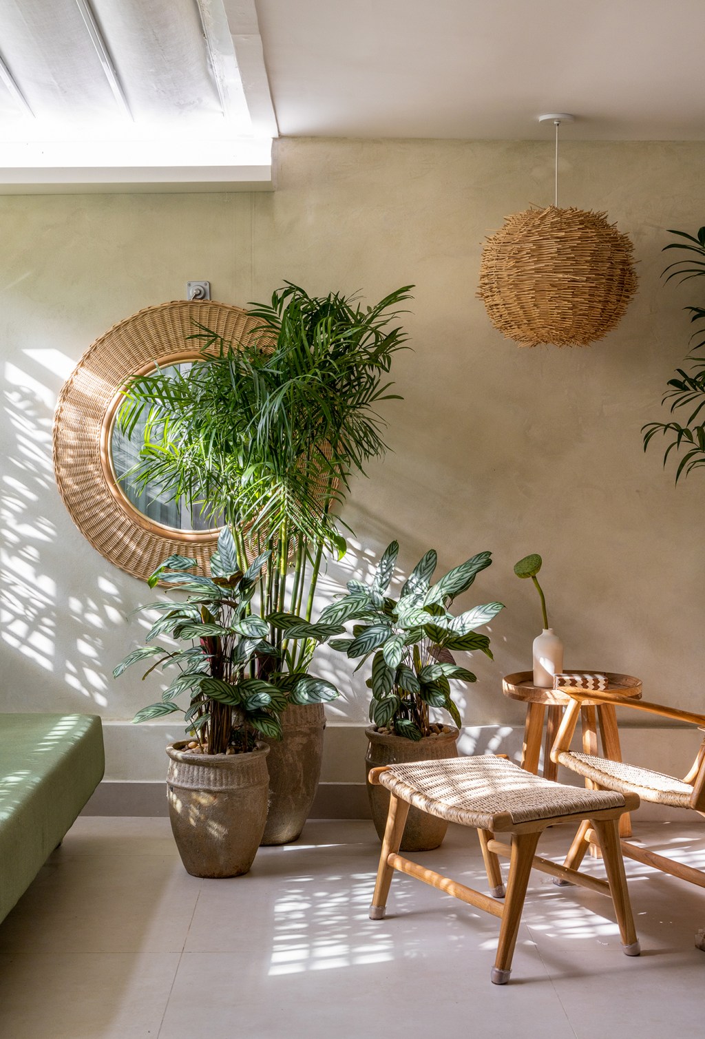 Cobertura carioca une charme, cores, plantas e espaços de convivência. Projeto de Hanna Lerner Arquitetura. Na foto, varanda com plantas, espelho e cadeira.
