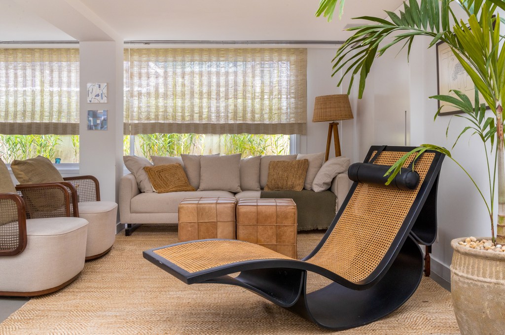 Cobertura carioca une charme, cores, plantas e espaços de convivência. Projeto de Hanna Lerner Arquitetura. Na foto, sala de estar com chaise, poltronas e sofá.
