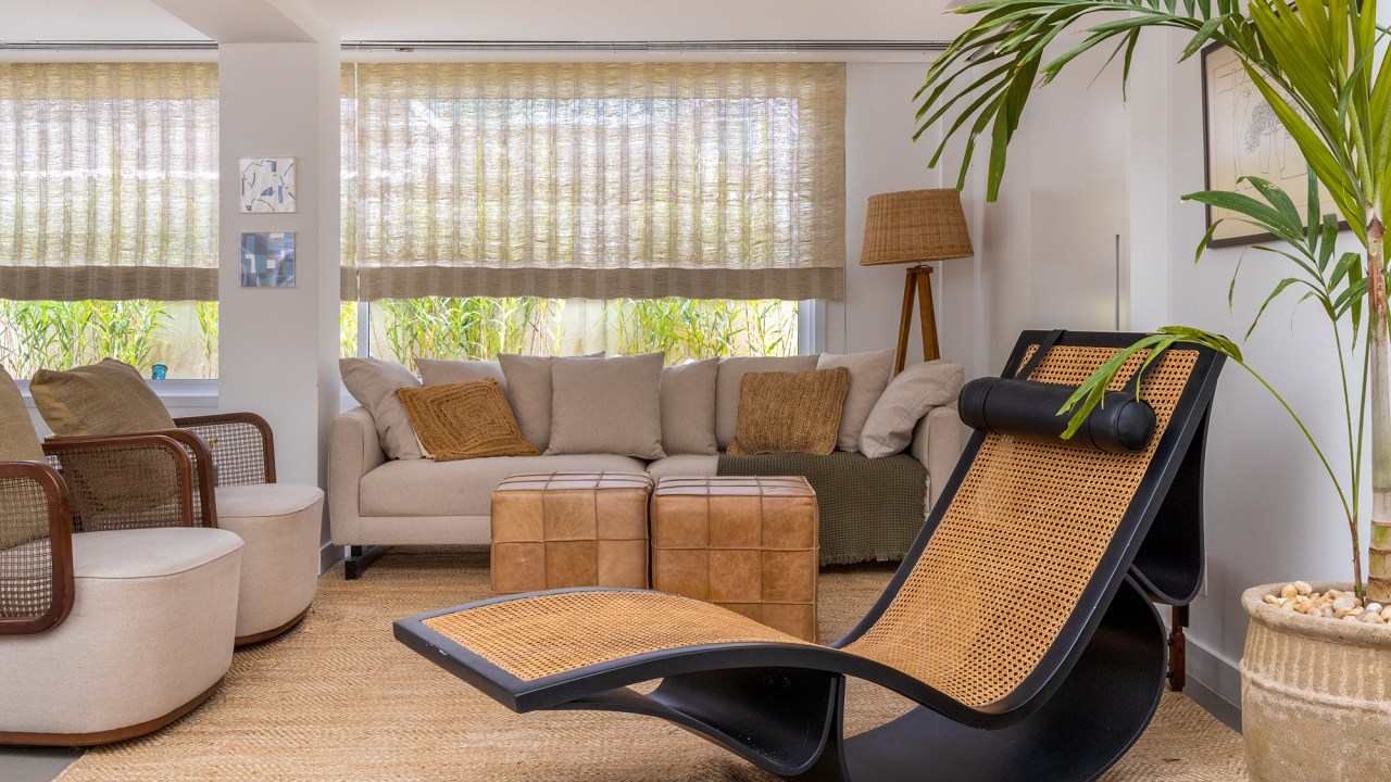 Cobertura carioca une charme, cores, plantas e espaços de convivência. Projeto de Hanna Lerner Arquitetura. Na foto, sala de estar com chaise, poltronas e sofá.