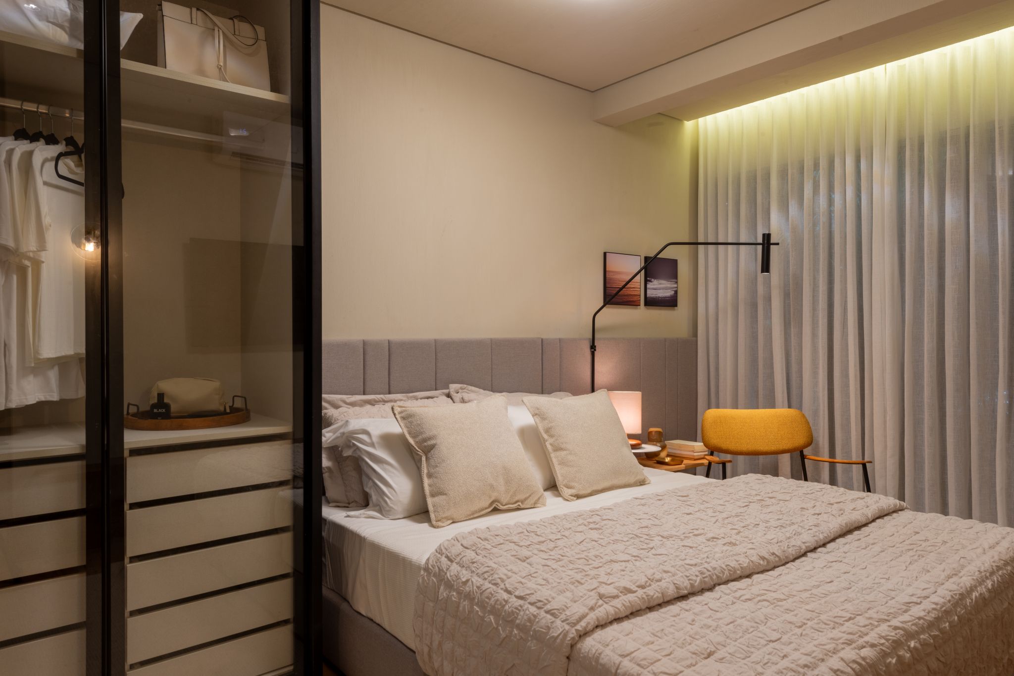Cores vivas marcam apês de 64 e 85 m² assinados por Todos Arquitetura. Na foto, quarto com armário com porta transparente e cortina.