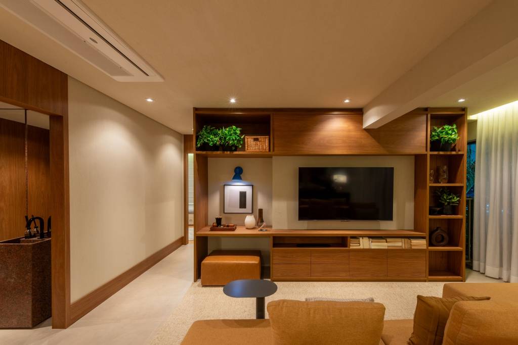 cores-vivas-apes-64-85-m2-todos-arquitetura (2) Cores vivas marcam apês de 64 e 85 m² assinados por Todos Arquitetura. Na foto, sala de estar com estante para TV e plantas.