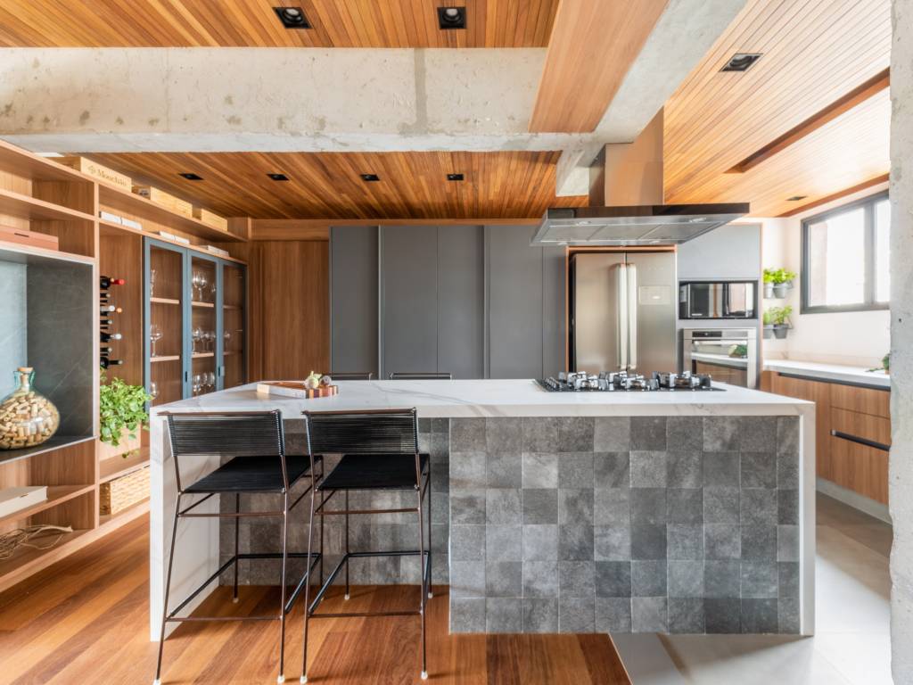cozinha-integrada-bancada-neolith-cristaleira-ape-pietro-terlizzi-arquitetura-04 Cozinha integrada com bancada de neolith e cristaleira é destaque em apê. Projeto de Pietro Terlizzi. Na foto, cozinha com bancada de neolith cinza.