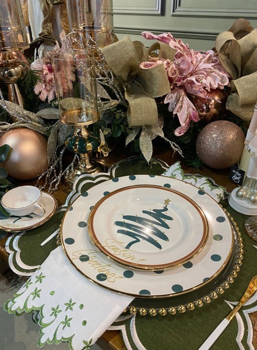Linhas Seasons e Classic Nuts, da Alleanza Cerâmica, que destacam as cores verde e dourado, além de homenagearem símbolos clássicos do Natal como o pinheiro e as nozes.além de homenagearem símbolos clássicos do Natal como o pinheiro e as nozes.