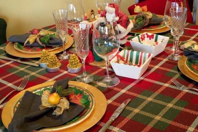 Toalha de mesa, capas para almofadas e mantas para sofá da Decortrico são sugestões para deixar a casa toda em clima de Natal.