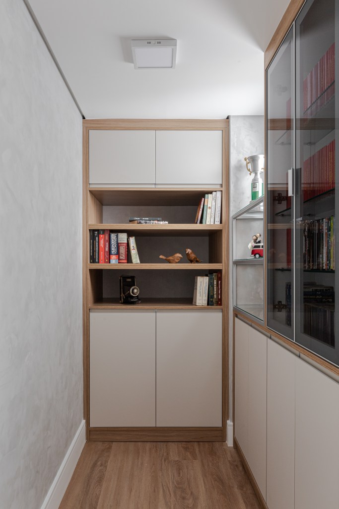Reforma em apê de 140m² transforma banheiro em biblioteca de home office. Projeto de Blaia e Moura Arquitetos. Na foto, biblioteca.
