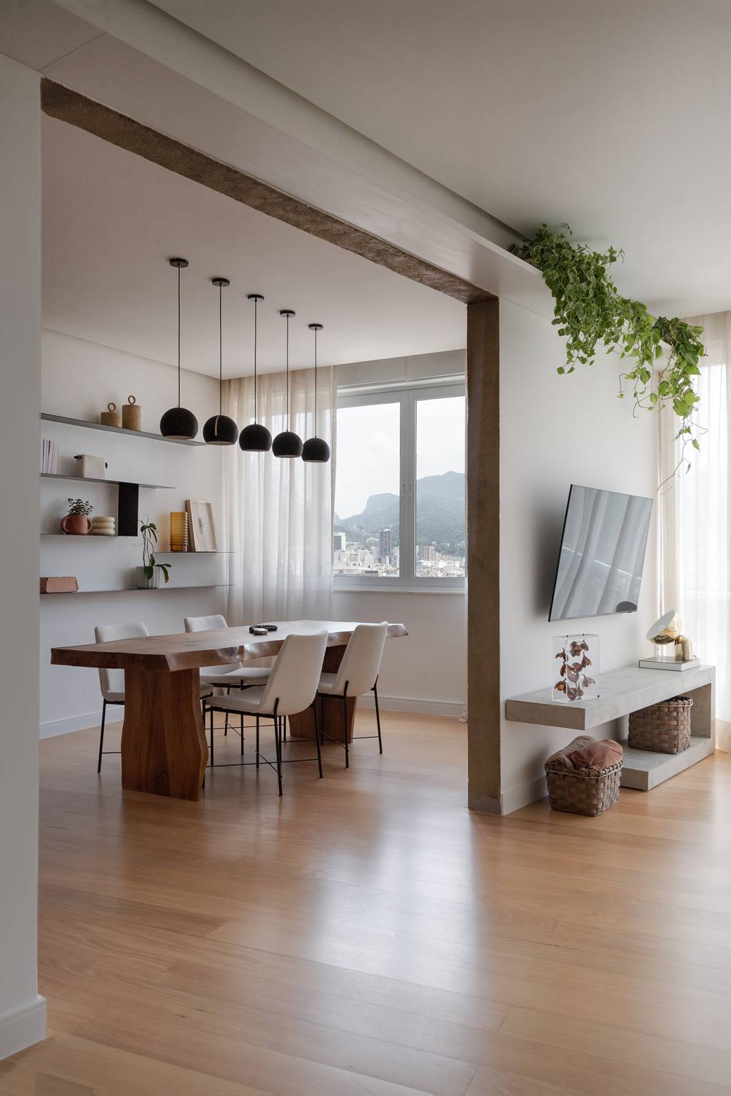 Vigas, reboco aparente e texturas artesanais marcam este apê de 130 m²