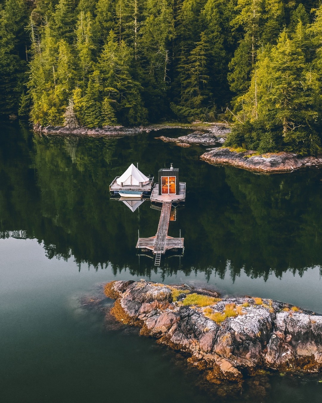 Acampamento flutuante (Tofino, BC, Canadá)