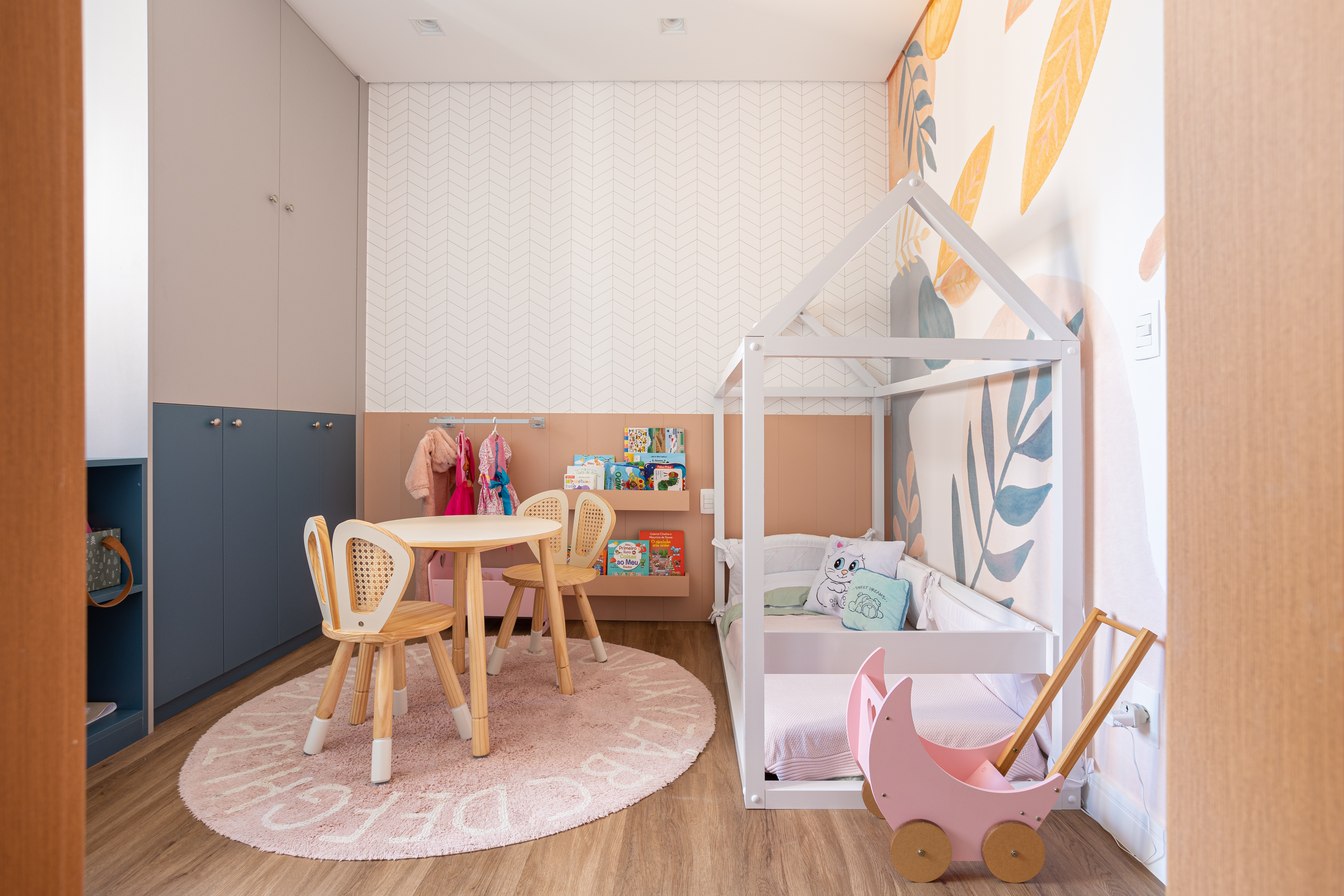 Apartamento de 140 m² possui parede de pedra moledo e quarto montessoriano. Projeto Loft 7 Arquitetura. Na foto, quarto infantil montessoriano com cama casinha e mesa.