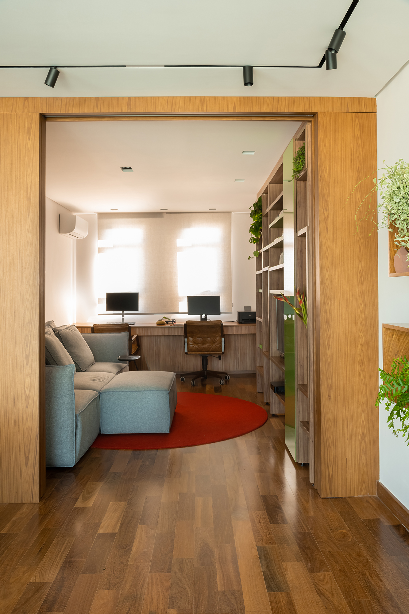 Apartamento de 188 m² ganha dois cooktops na cozinha e balanços na sala, Projeto Raízes Arquitetos. Na foto, home office separado por portas de correr,