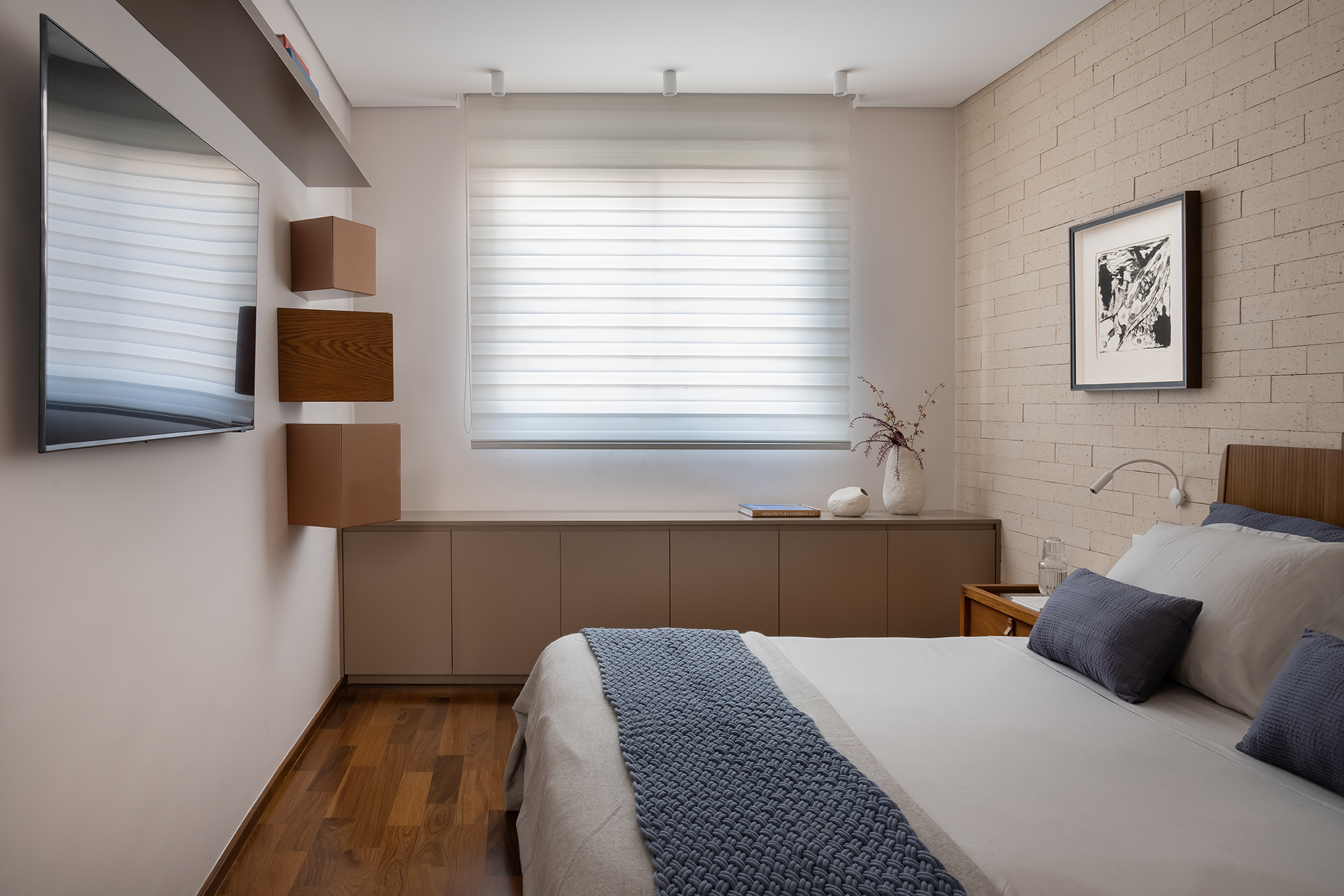 Apartamento de 188 m² ganha dois cooktops na cozinha e balanços na sala, Projeto Raízes Arquitetos. Na foto, quarto de casal com parede de tijolinhos.