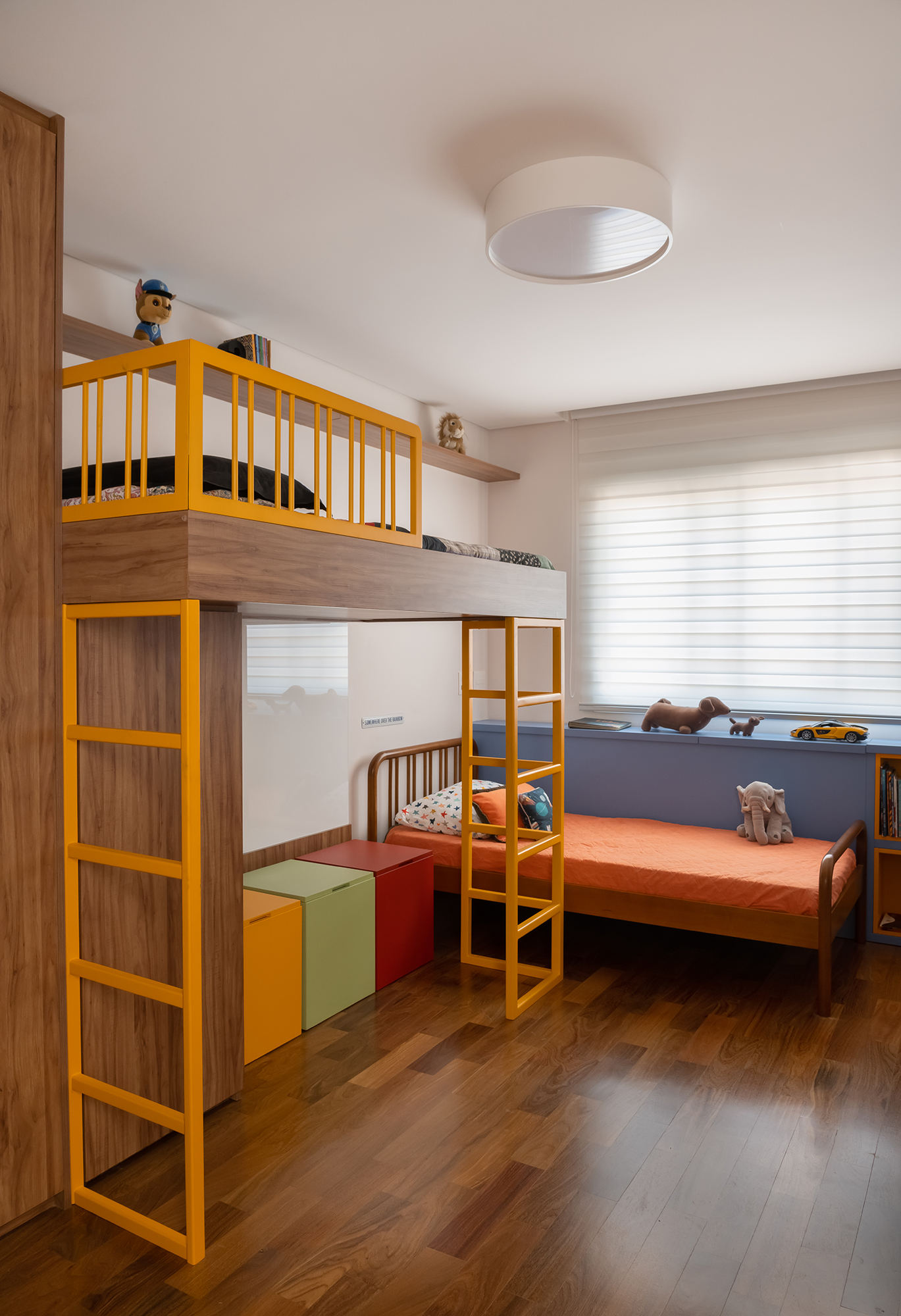 Apartamento de 188 m² ganha dois cooktops na cozinha e balanços na sala, Projeto Raízes Arquitetos. Na foto, quarto infantil com beliche e móveis coloridos.