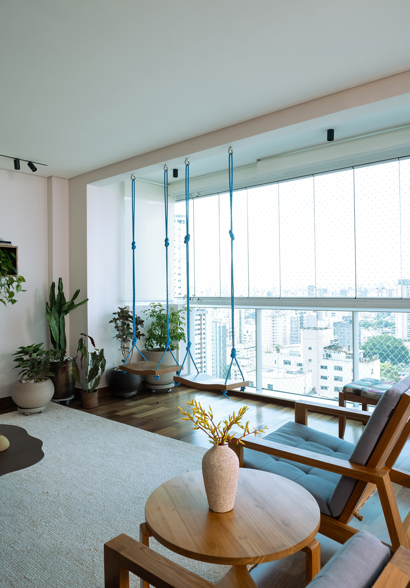 Apartamento de 188 m² ganha dois cooktops na cozinha e balanços na sala, Projeto Raízes Arquitetos. Na foto, varanda integrada com balanços.