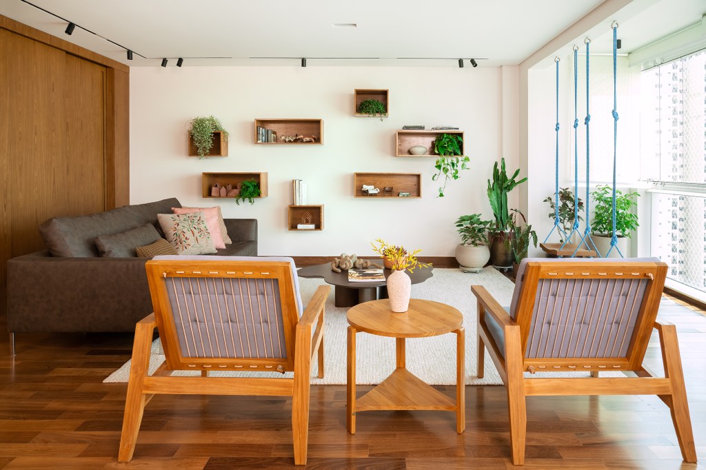 Apartamento de 188 m² ganha dois cooktops na cozinha e balanços na sala, Projeto Raízes Arquitetos. Na foto, sala de estar com nichos e balanços.