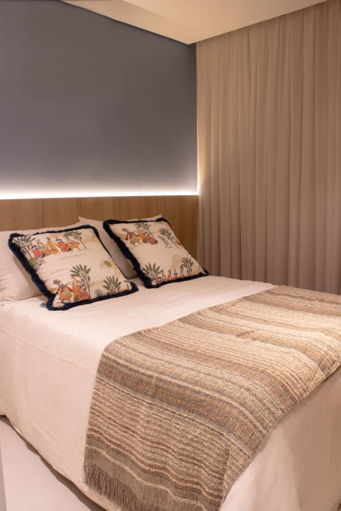 Apartamento de 80 m² ganha lareira a gás e parede marsala na sala. Projeto do arquiteto Felippe Comninos, à frente da Vale Arquitetura, em parceria com a arquiteta Adriana Marcassa Cotrin, do escritório Marcassa Cotrin. Na foto, quarto de casal com cabeceira iluminada.