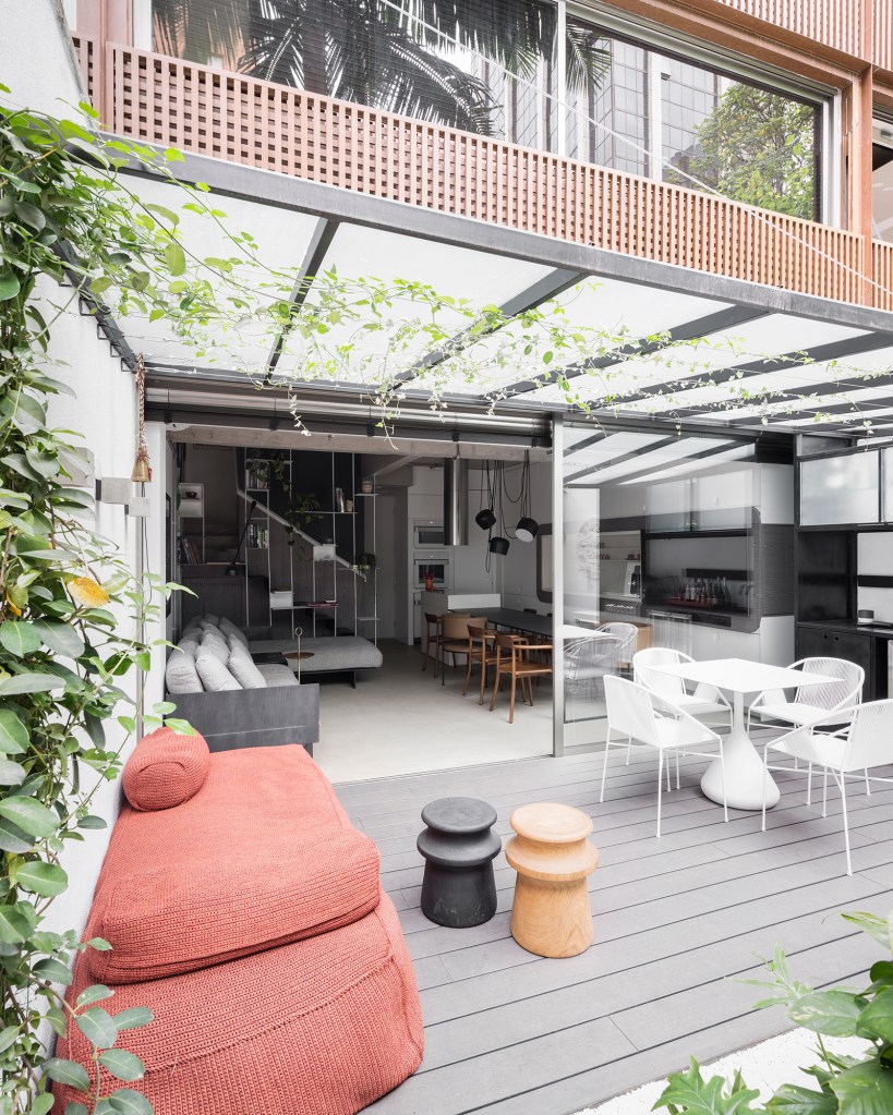 Apartamento garden de 100 m² mescla materiais para criar um ar industrial. Projeto de Nati Minas. Na foto, varanda com jardim vertical.