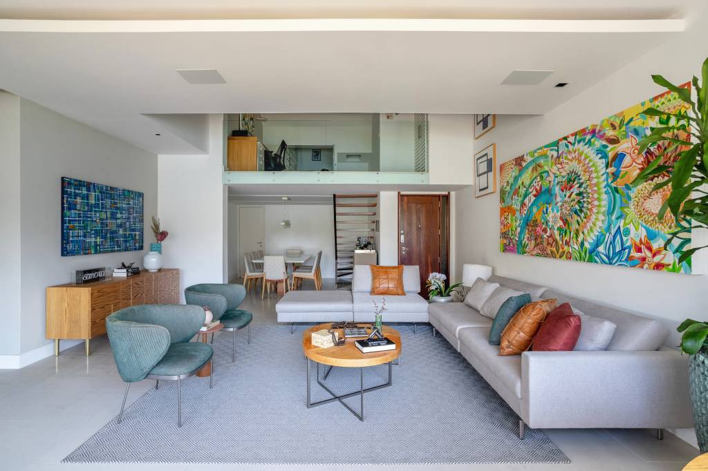 Apê ganha mezanino com home office, lavabo azul e copa de cozinha turquesa