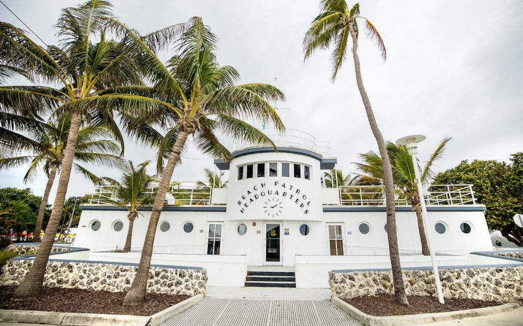 Conheça a charmosa arquitetura Art Déco em Miami. Na foto, Beach Patrol.