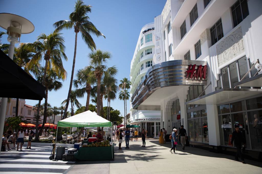 Conheça a charmosa arquitetura Art Déco em Miami. Na foto, Lincoln Road .