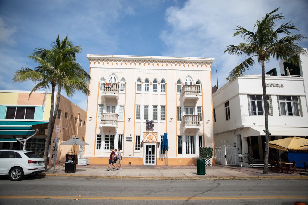 Conheça a charmosa arquitetura Art Déco em Miami. Na foto, Decowalk Hostel.