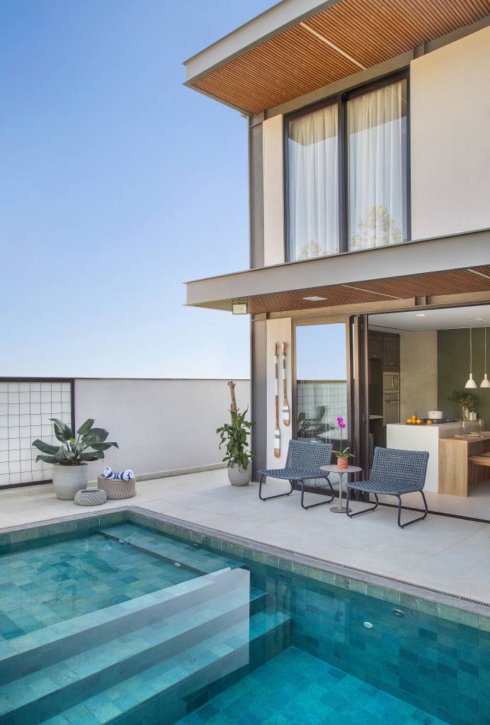 casa-300-m-cozinha-verde-oliva-area-gourmet-conteiner-lana-rocha-22-piscina Casa de 300 m² tem cozinha verde oliva e área gourmet em contêiner. Projeto de Lana Rocha. Na foto, área externa com piscina.