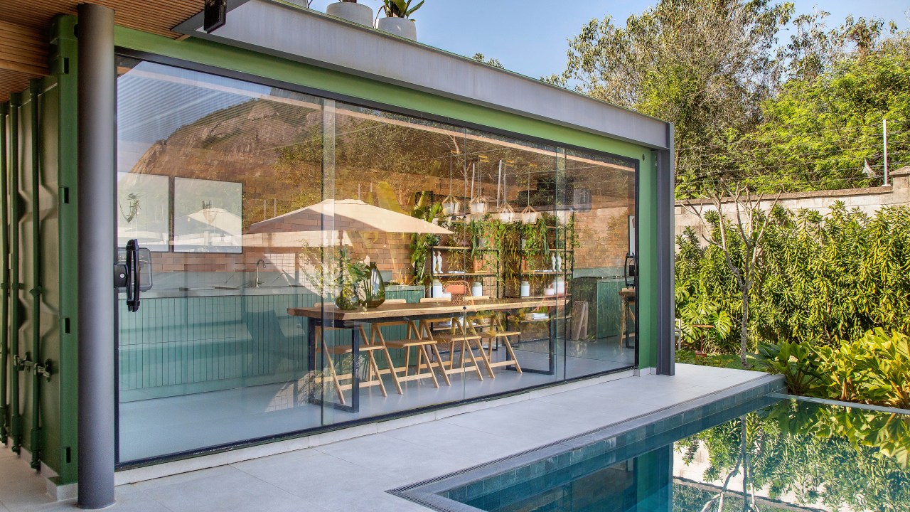 Casa de 300 m² tem cozinha verde oliva e área gourmet em contêiner. Projeto de Lana Rocha. Na foto, área gourmet em contêiner.