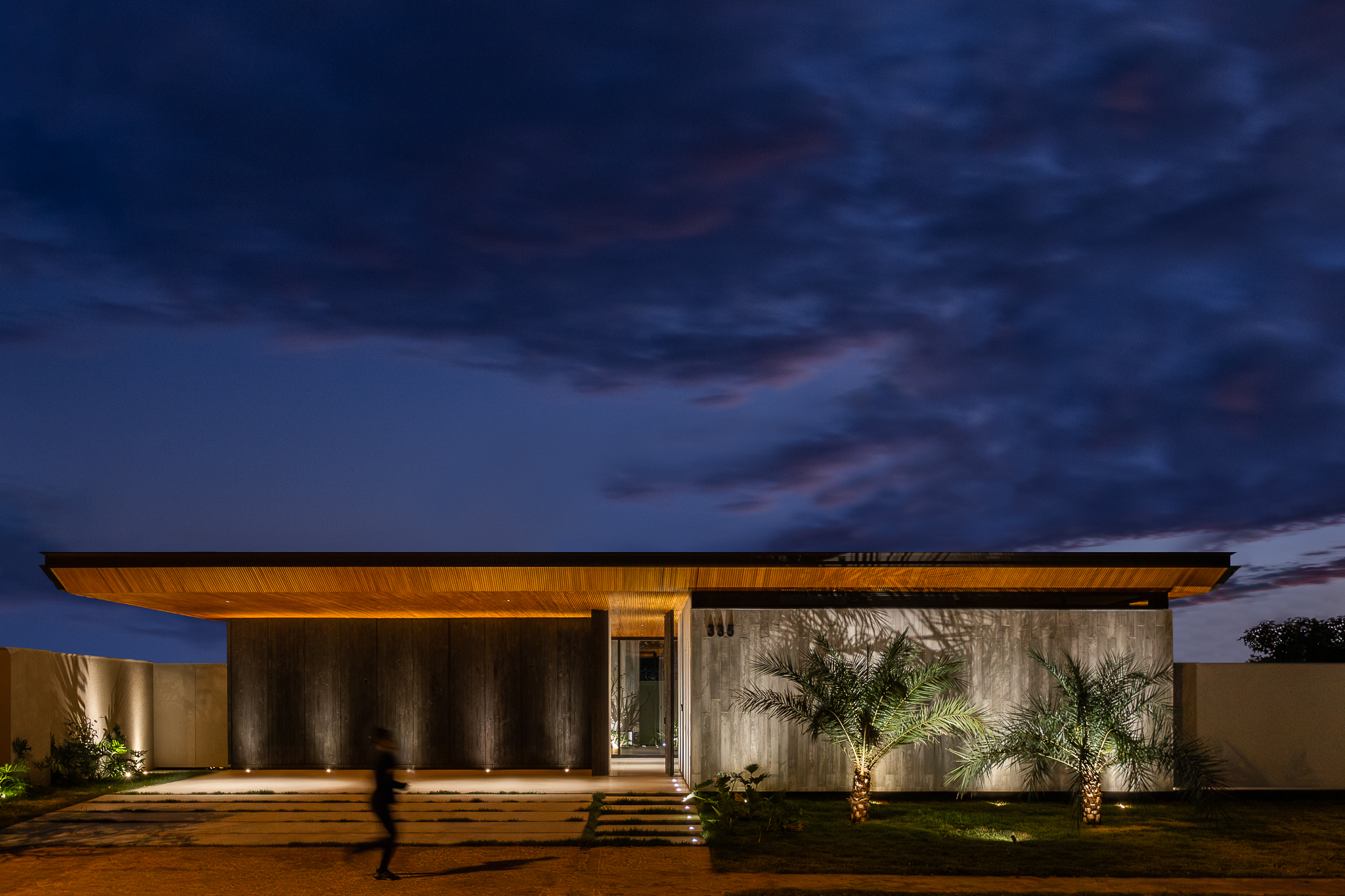 Casa de 379 m² une arquitetura minimalista e integração com o entorno. Projeto Camila Porto. Na foto, fachada com vista para o jardim.