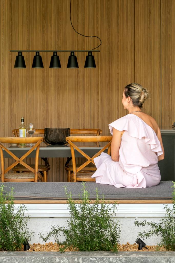 Casa ganha área gourmet e cozinha com marceneira laranja e ardósia. Projeto de Morada 3112 Arquitetura. Na foto,