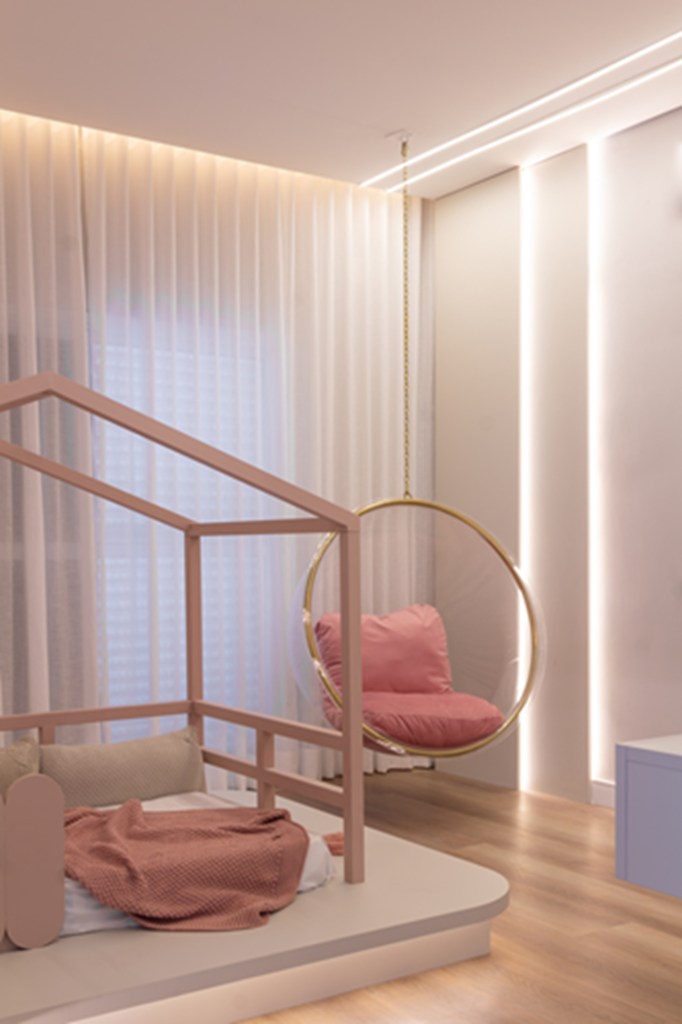 Casa do zagueiro da seleção Gleison Bremer tem estilo minimalista elegante. Projeto de Daniel Santana. Na foto, quarto infantil com cama de casinha e poltrona balanço.