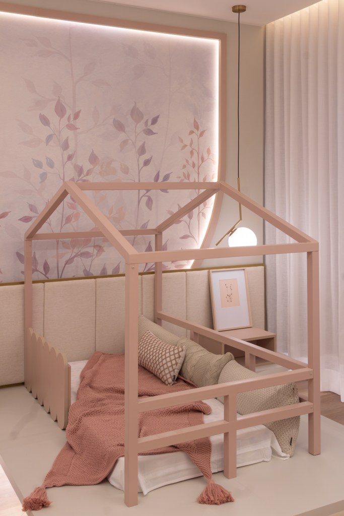 Casa do zagueiro da seleção Gleison Bremer tem estilo minimalista elegante. Projeto de Daniel Santana. Na foto, quarto infantil com cama de casinha e poltrona balanço.