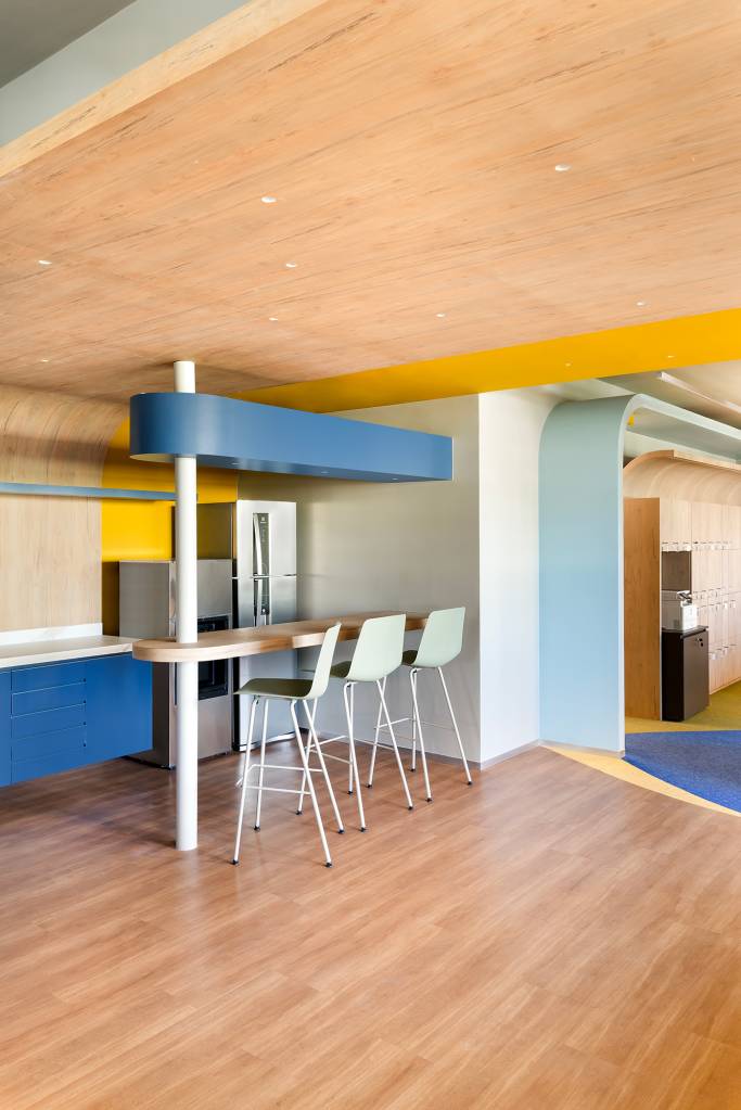 Cores e layout flexível marcam projeto de escritório em Belo Horizonte. Projeto de Óbvio Arquitetura.
