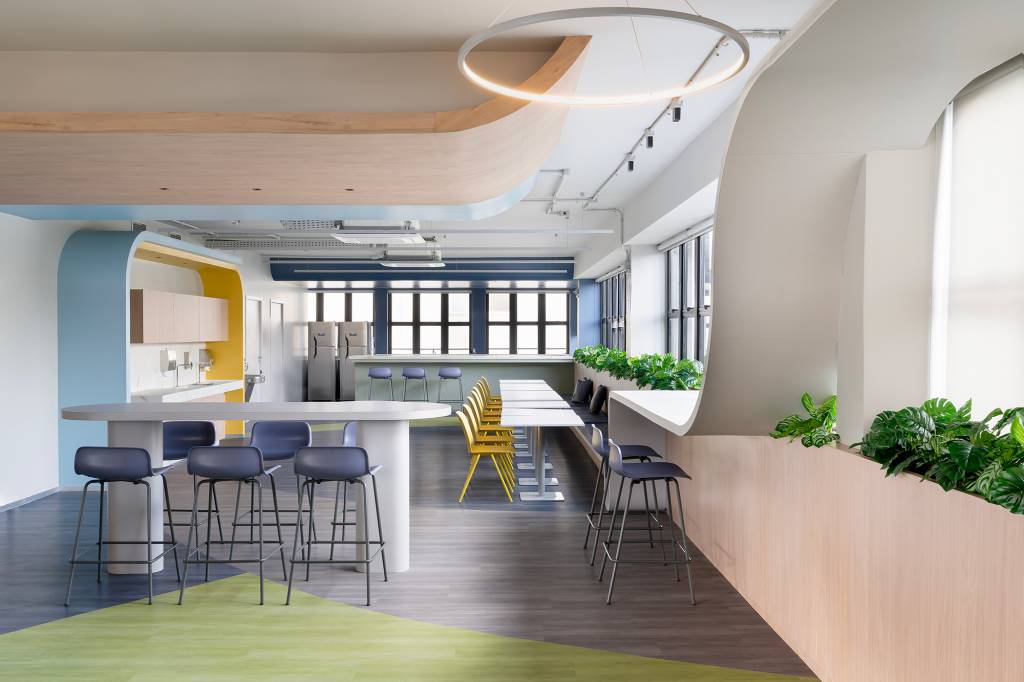 Cores e layout flexível marcam projeto de escritório em Belo Horizonte. Projeto de Óbvio Arquitetura.