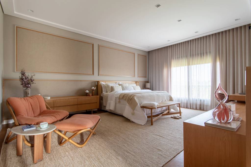 Cortineiro: conheça os tipos e as vantagens de incorporá-los nos projetos. Projeto de Paiva e Passarini Arquitetura. Na foto, quarto com boiseries, tapete bege, cortina.