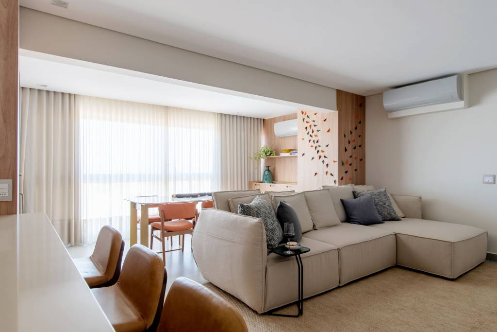 Cortineiro: conheça os tipos e as vantagens de incorporá-los nos projetos. Projeto de Paiva e Passarini Arquitetura. Na foto, sala de estar em tons neutros, sofá claro.