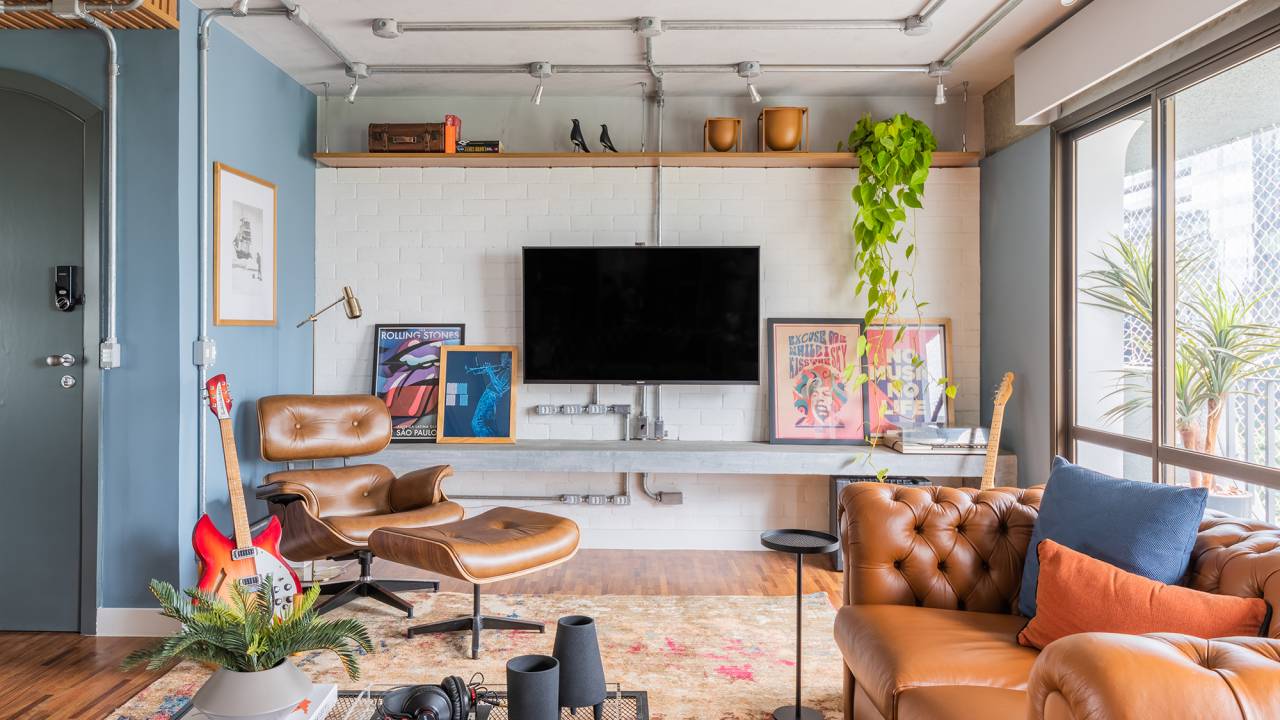 Estilo industrial e elementos clássicos se unem em apartamento de 130 m². Projeto de Pietro Terlizzi. Na foto, sala com tv, parede de tiles e sofá cheestfield.