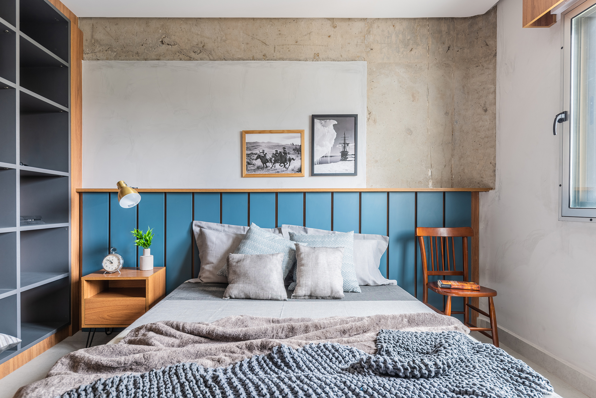 Estilo industrial e elementos clássicos se unem em apartamento de 130 m². Projeto de Pietro Terlizzi. Na foto, quarto de casal com armário embutido e cabeceira azul.