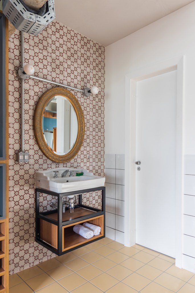 Estilo industrial e elementos clássicos se unem em apartamento de 130 m². Projeto de Pietro Terlizzi. Na foto, lavabo com parede de azulejo estampado.
