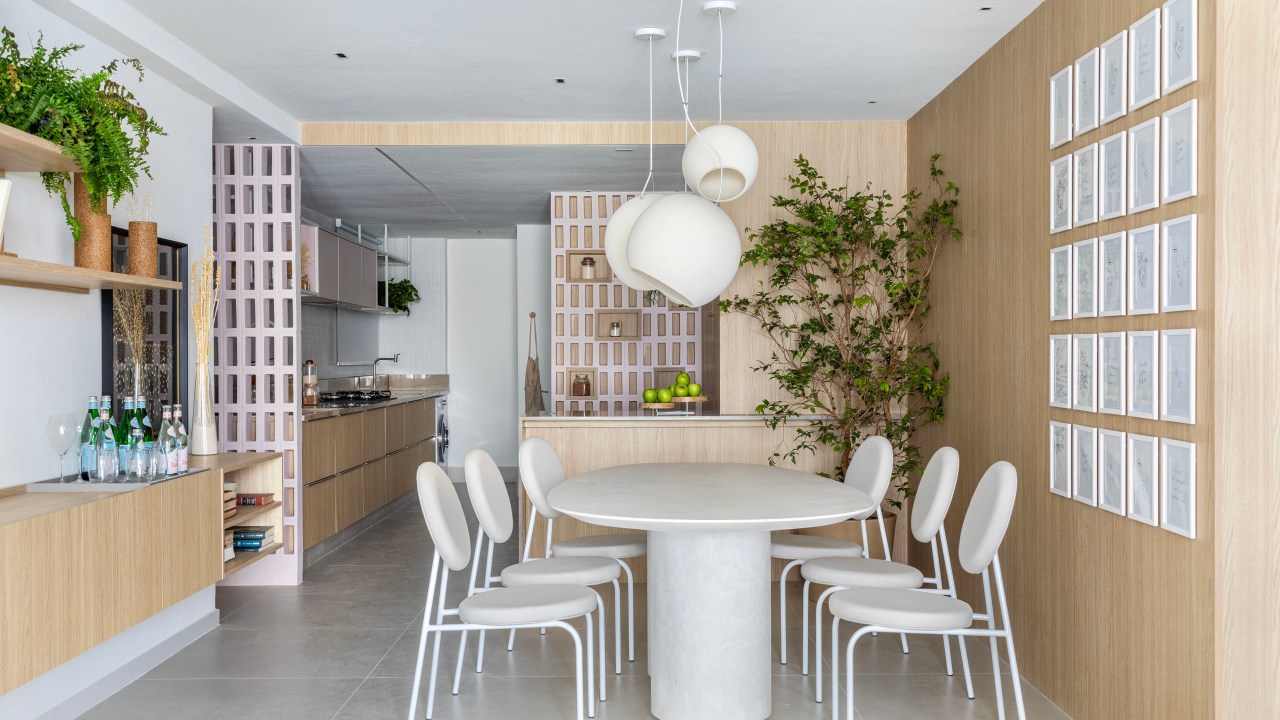 Japandi: apê de 110 m² tem décor delicado em tons de branco, rosa e cinza. Projeto de Up3 Arquitetura. Na foto, sala de jantar com mesa e cadeiras brancas, luminária branca.