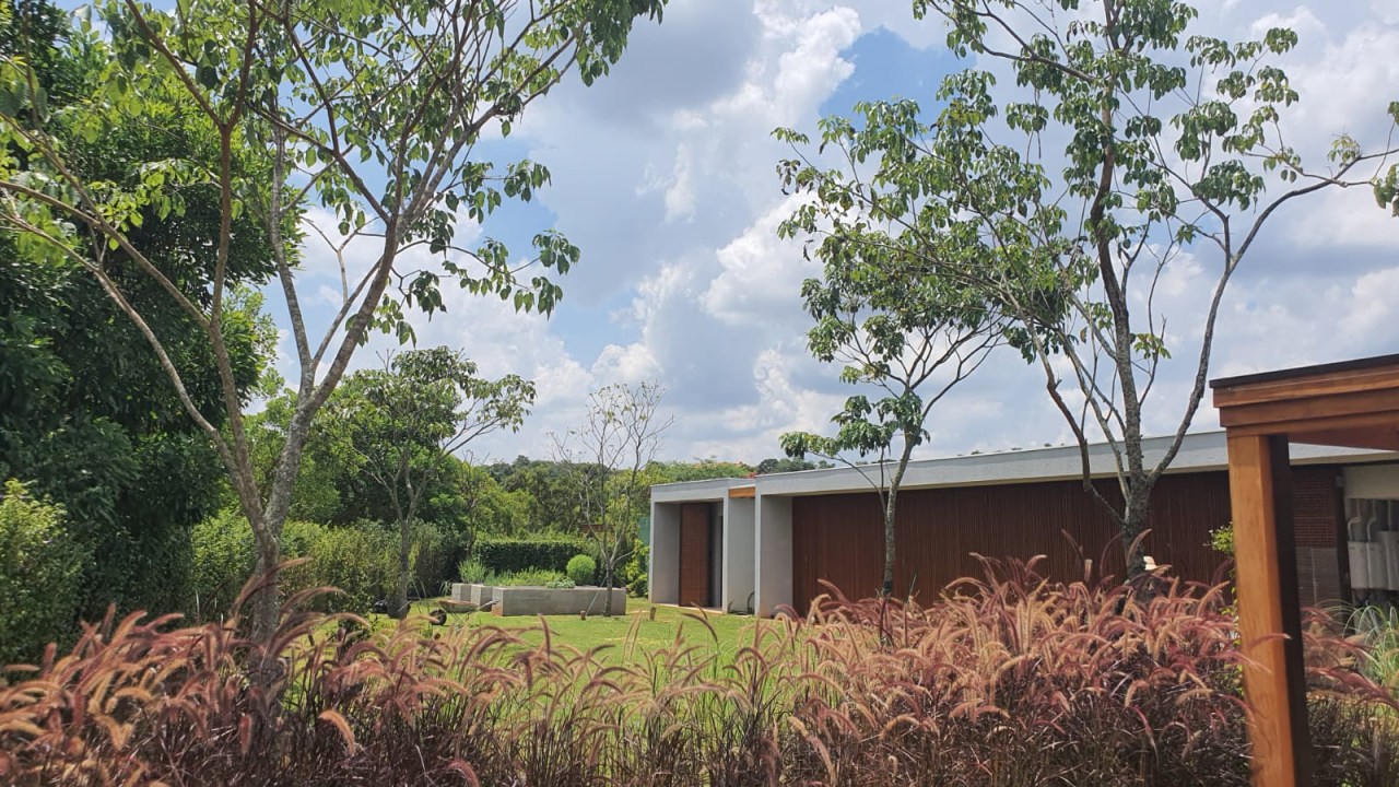 Jardim de 1000 m² une plantas de estilo campestre com toques tropicais. Projeto de Alessandro Terracini.