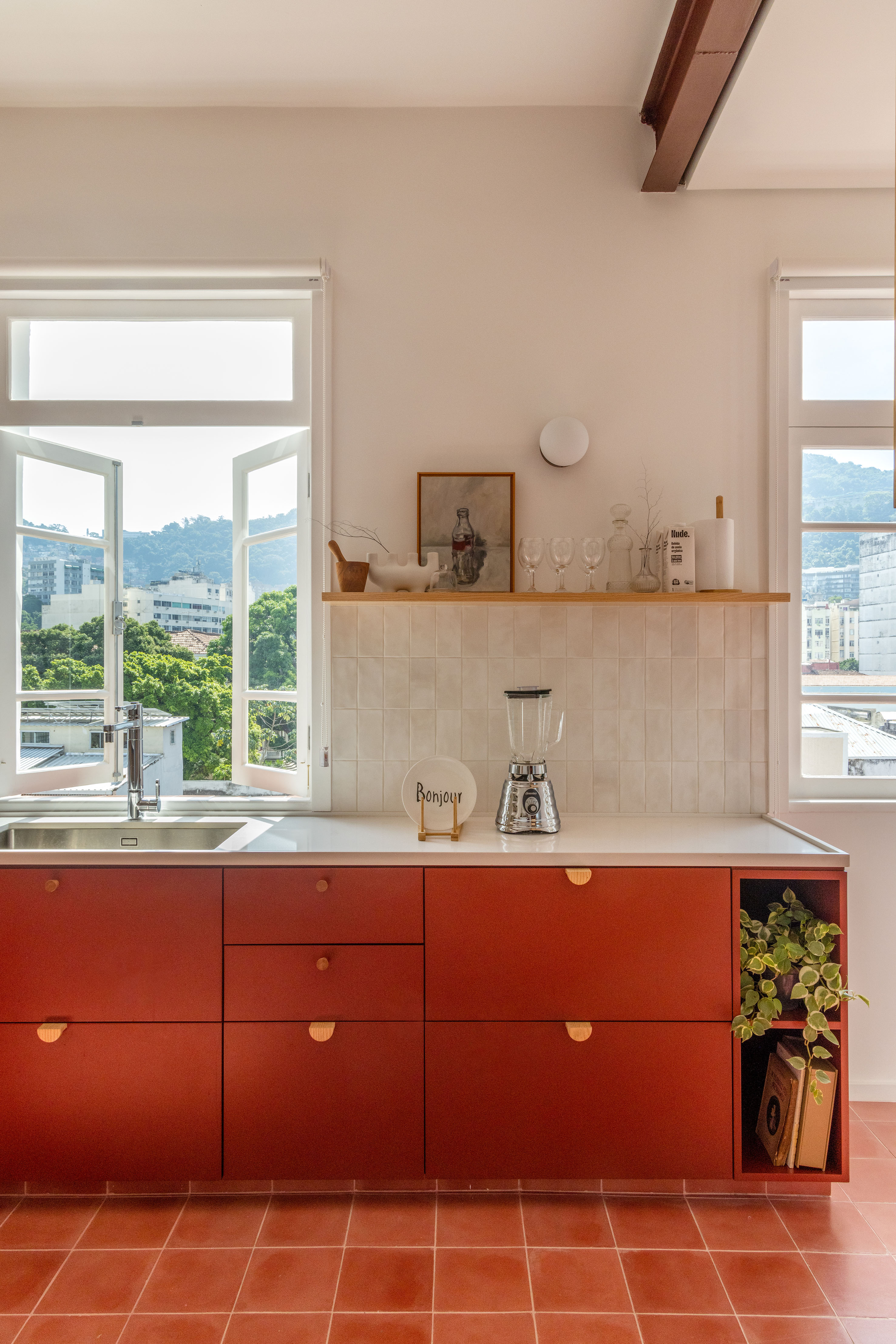 Ladrilhos hidráulicos trazem charme vintage e cor à apê de 90 m². Projeto de Ana Neri. Na foto, cozinha, armários terracota.