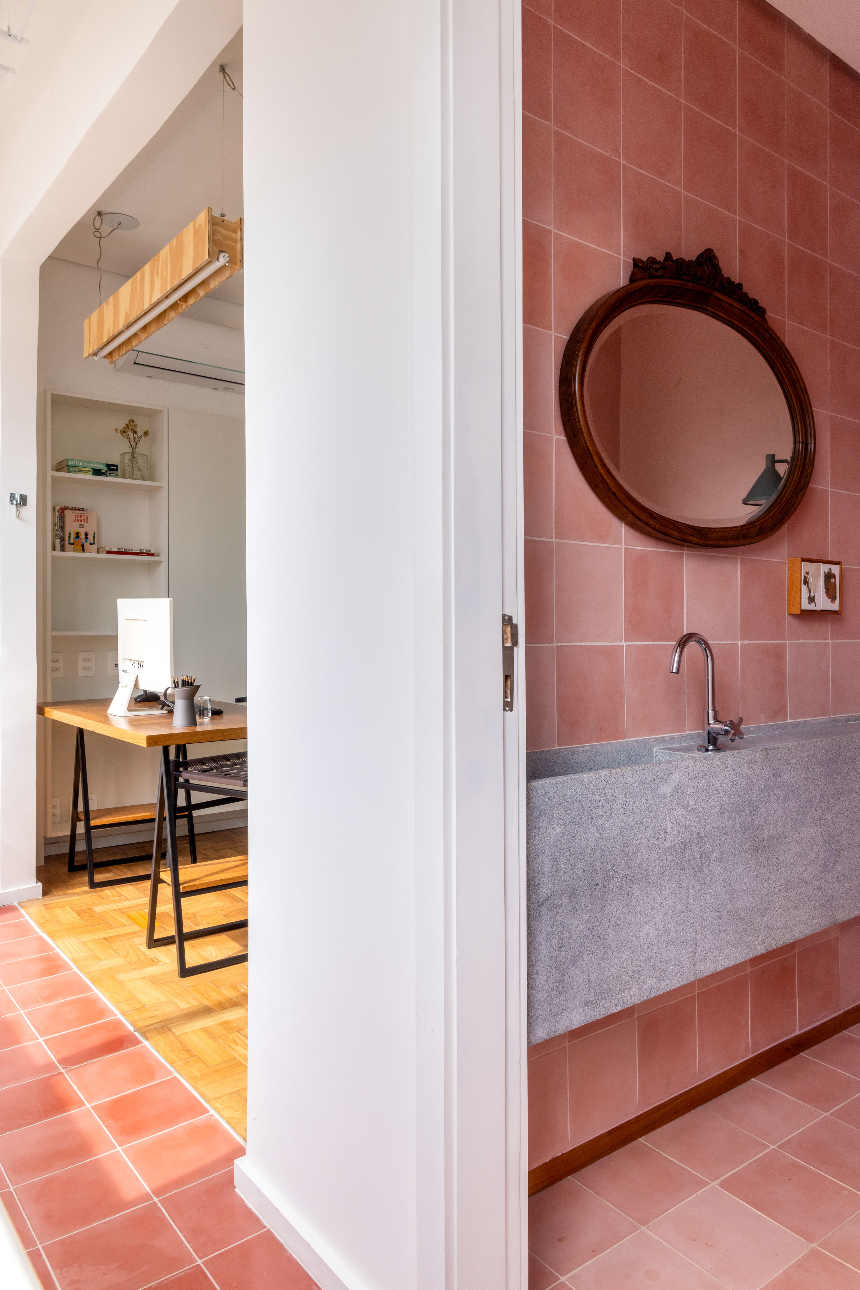 Ladrilhos hidráulicos trazem charme vintage e cor à apê de 90 m². Projeto de Ana Neri. Na foto, lavabo rosa, cuba esculpida, espelho redondo.