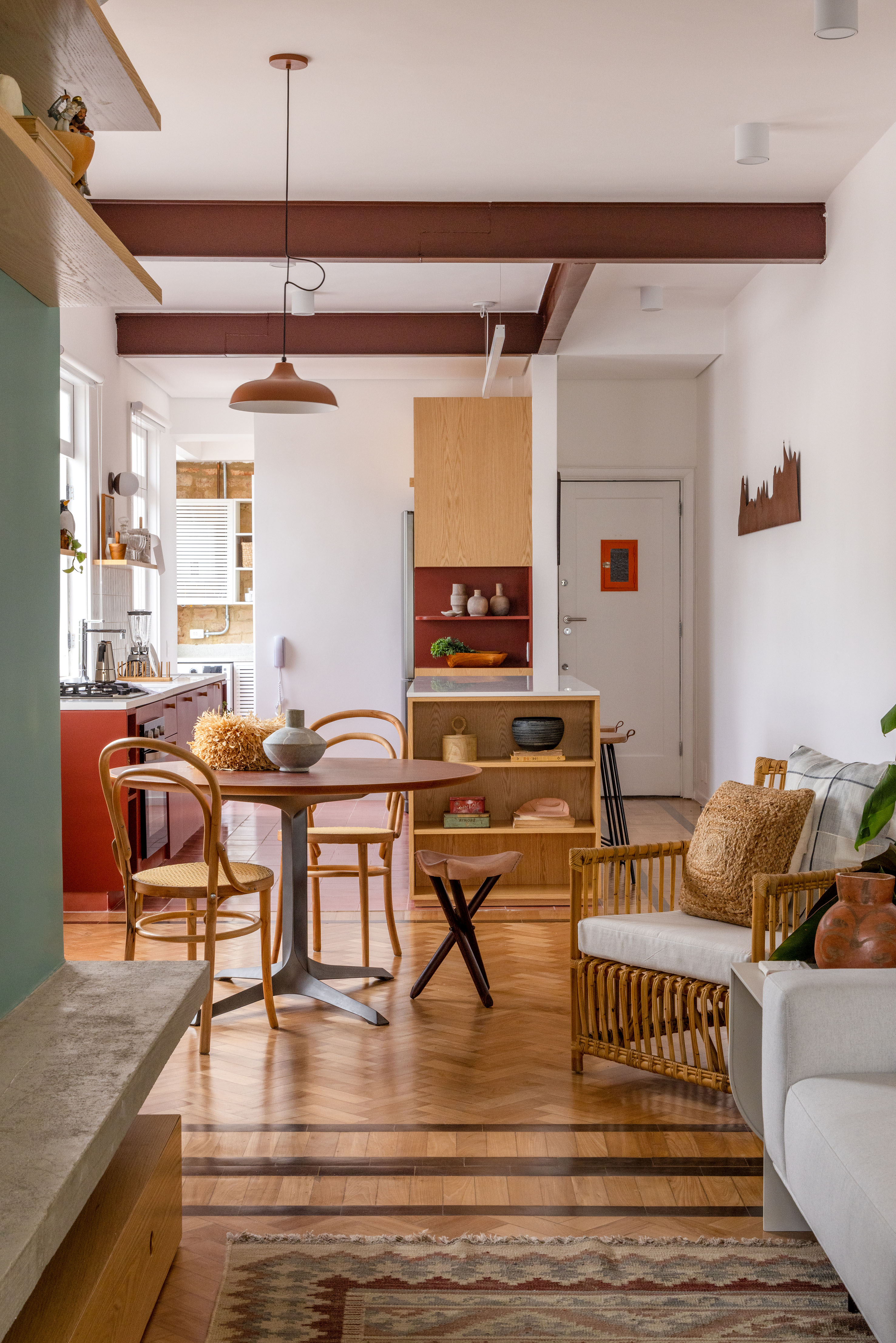 Ladrilhos hidráulicos trazem charme vintage e cor à apê de 90 m². Projeto de Ana Neri. Na foto, sala de jantar integrada, mesa redonda, cadeiras de madeira.