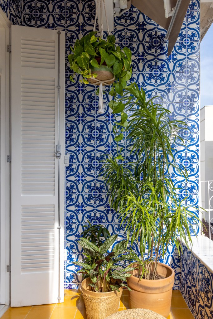 Ladrilhos hidráulicos trazem charme vintage e cor à apê de 90 m². Projeto de Ana Neri. Na foto, varanda, azulejo português, plantas.